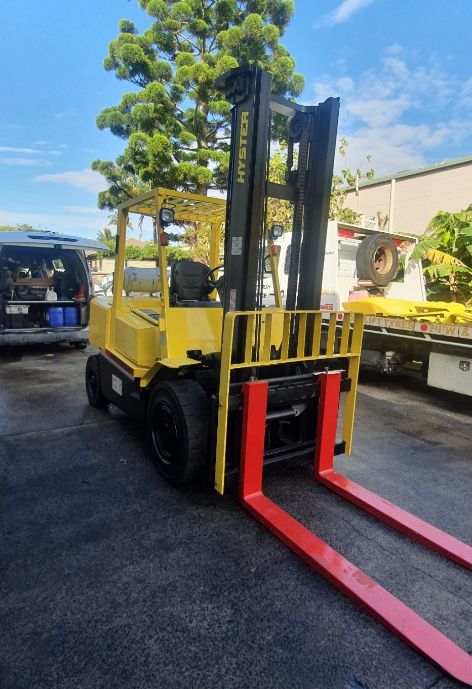 Hyster 5T Used Forklift - H5.00DX w/ Sideshift - Image 4