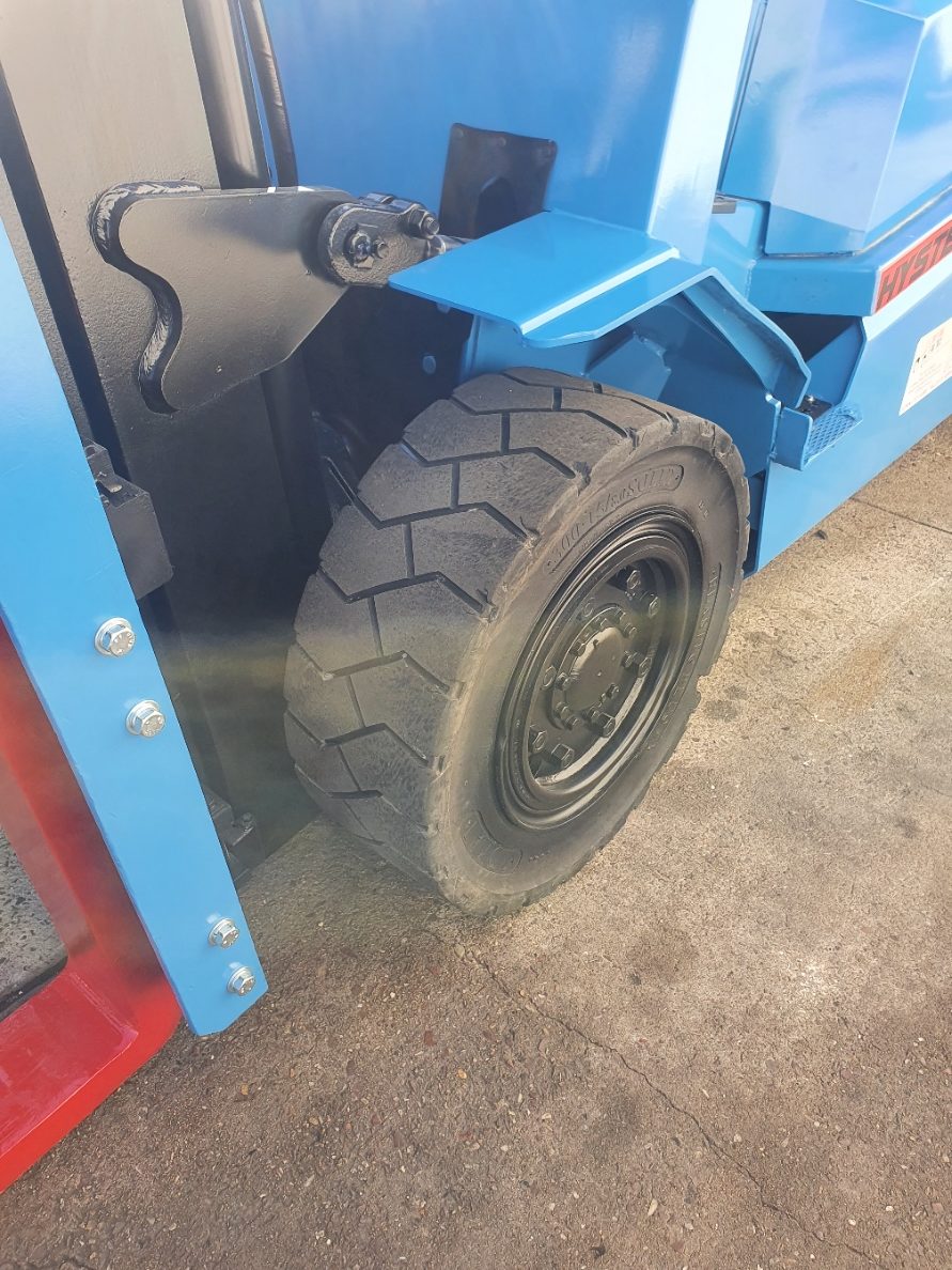 Hyster 5T Diesel Used Forklift - H5.00DX w/ Sideshift - Image 4