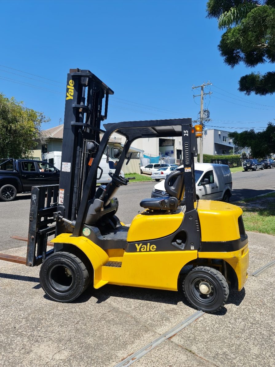 Yale 2.5T Diesel Used Forklift - GDP2.5TK w/ Sideshift & Fork Positioner - Image 4
