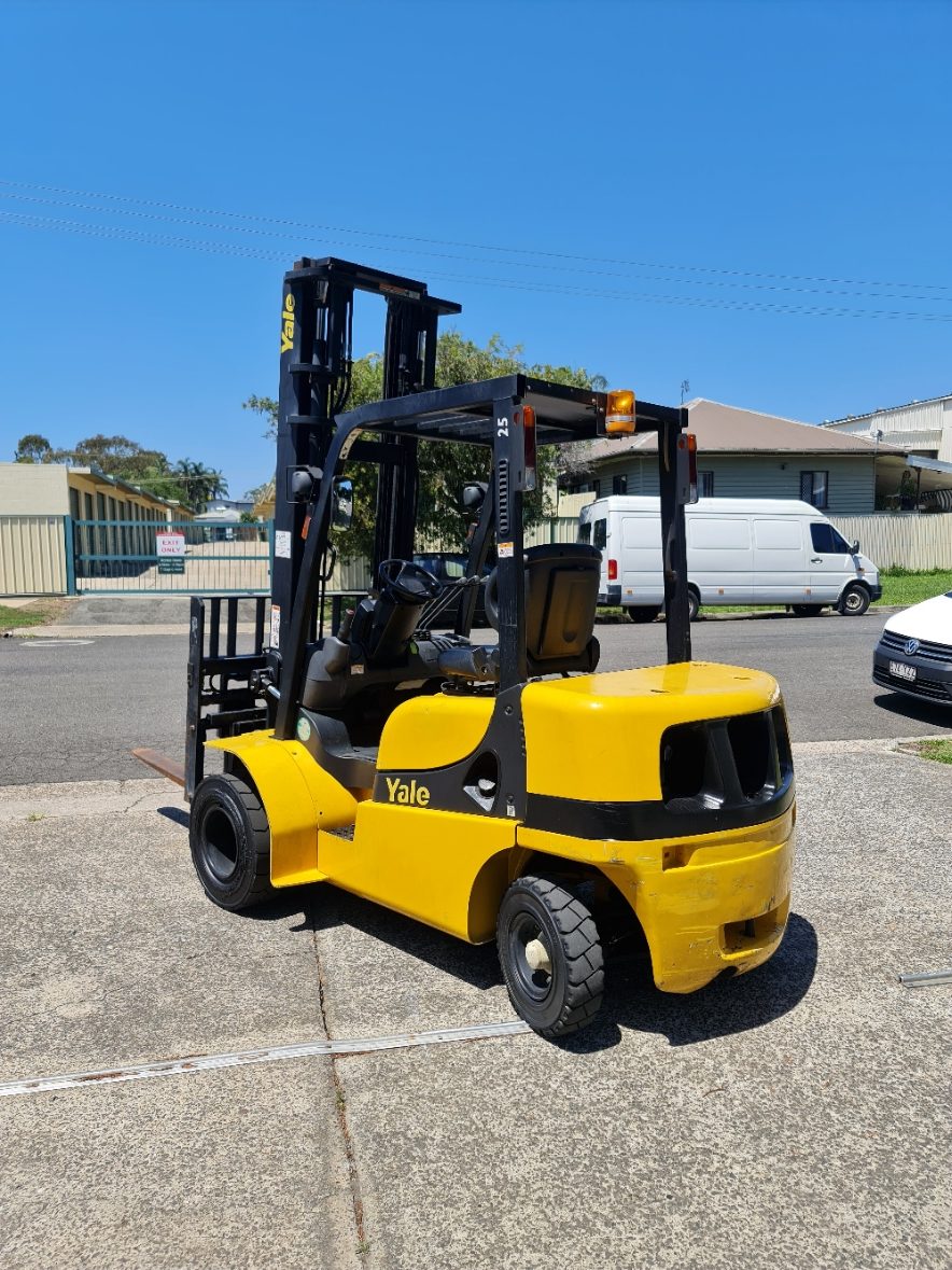 Yale 2.5T Diesel Used Forklift - GDP2.5TK w/ Sideshift & Fork Positioner - Image 5