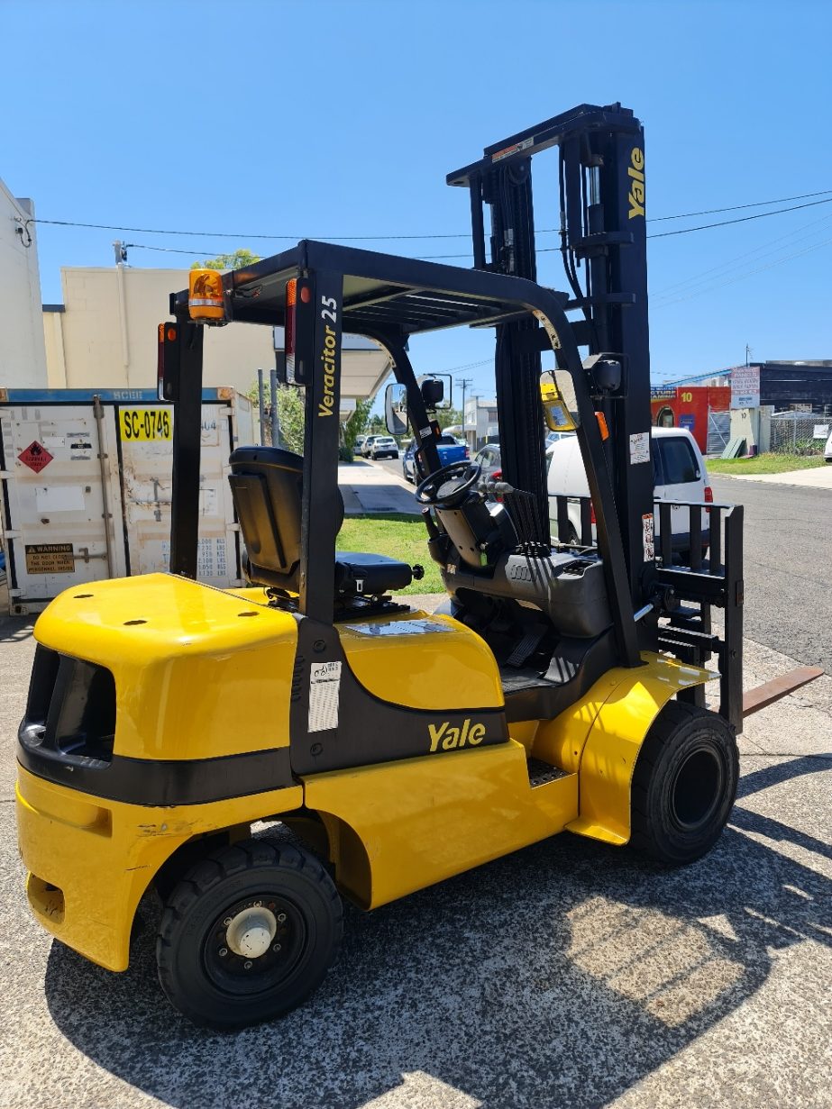 Yale 2.5T Diesel Used Forklift - GDP2.5TK w/ Sideshift & Fork Positioner - Image 2