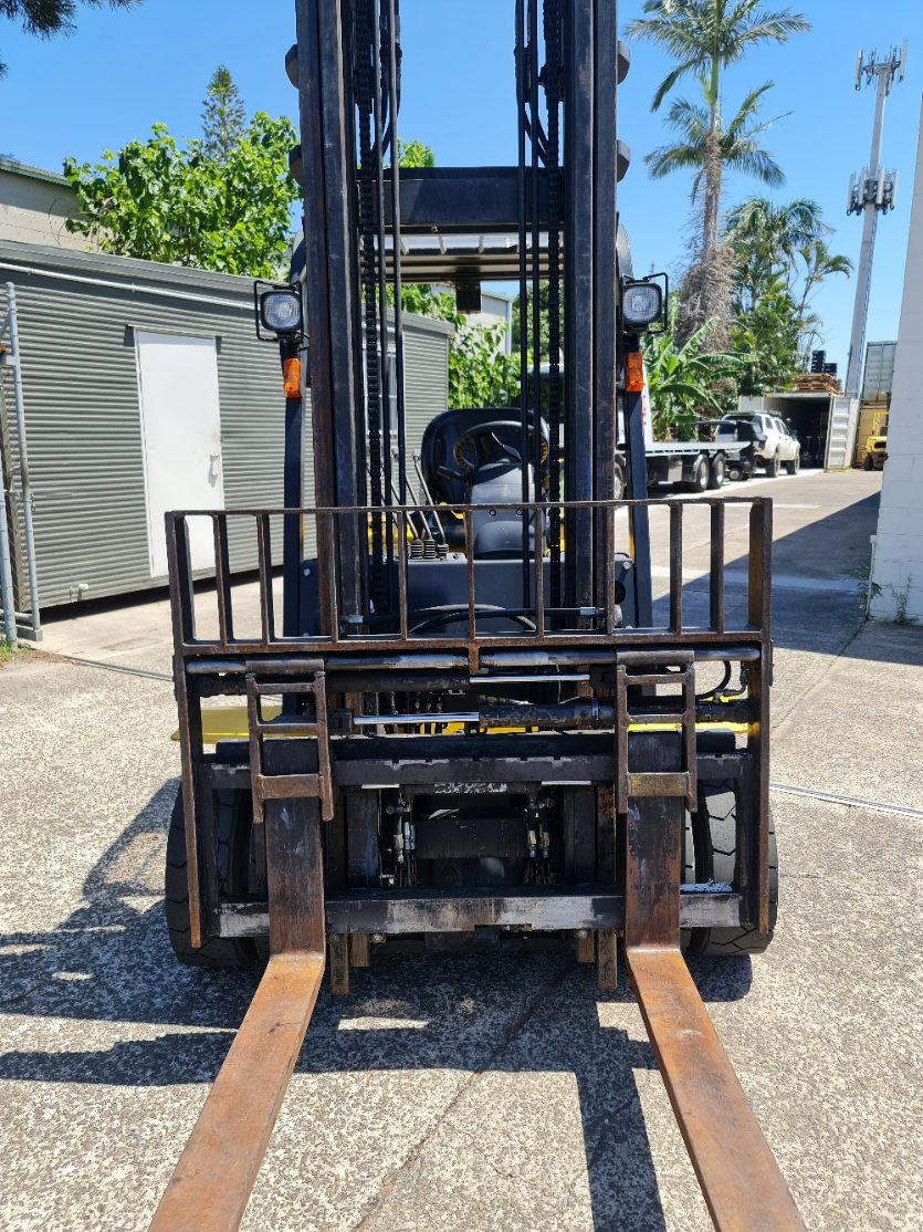 Yale 2.5T Diesel Used Forklift - GDP2.5TK w/ Sideshift & Fork Positioner - Image 3