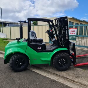 2.5T Rough Terrain With Sideshift & Wide Carriage