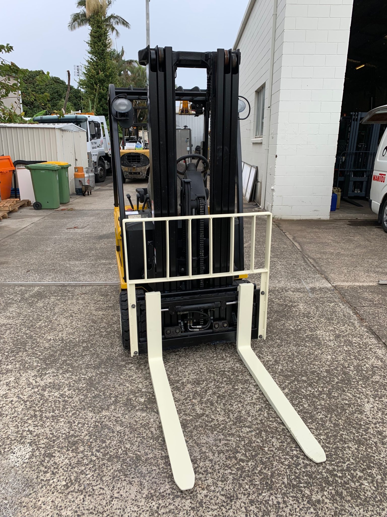 Yale ERP030 3 Wheel Electric Forklift - Image 6