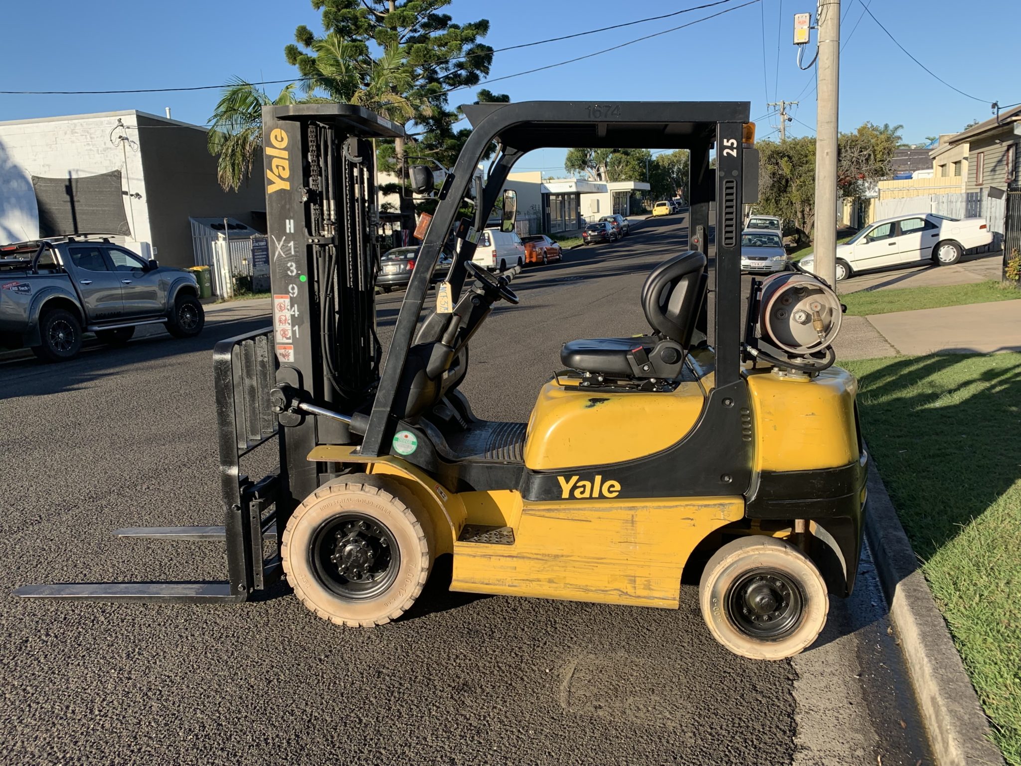 Yale used forklift - GLP25TK w/ Sideshift & Fork Positioner - Image 3
