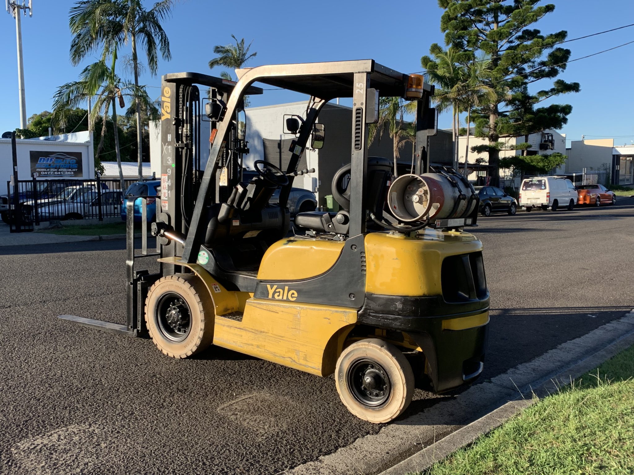 Yale used forklift - GLP25TK w/ Sideshift & Fork Positioner