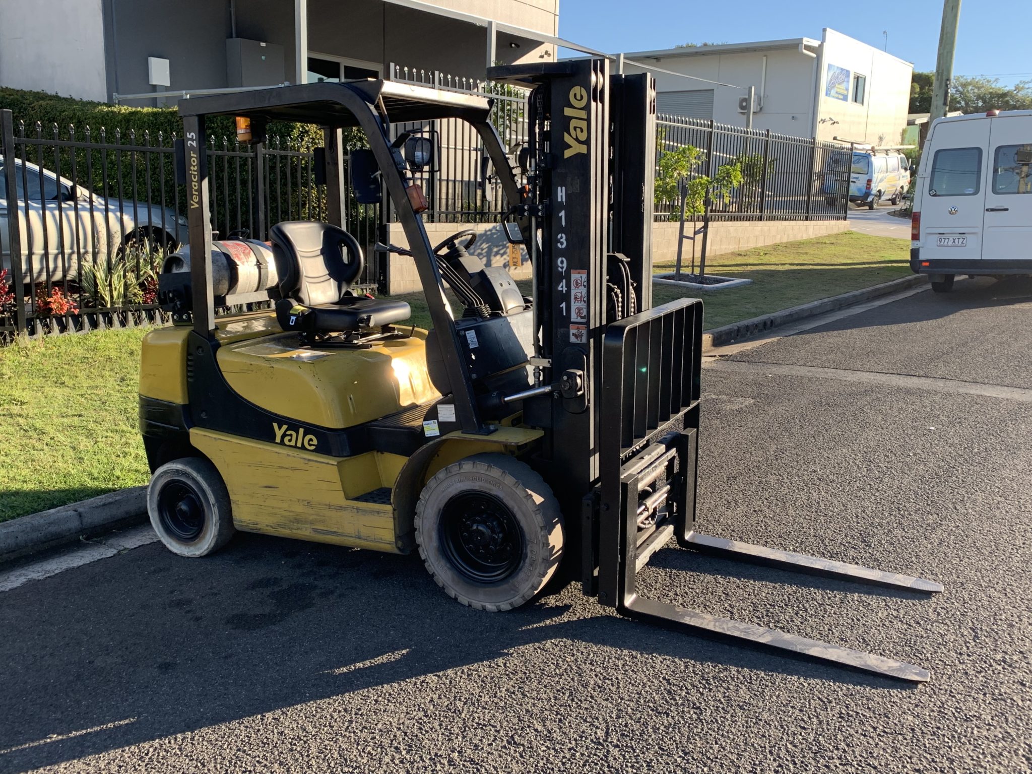 Yale used forklift - GLP25TK w/ Sideshift & Fork Positioner - Image 2