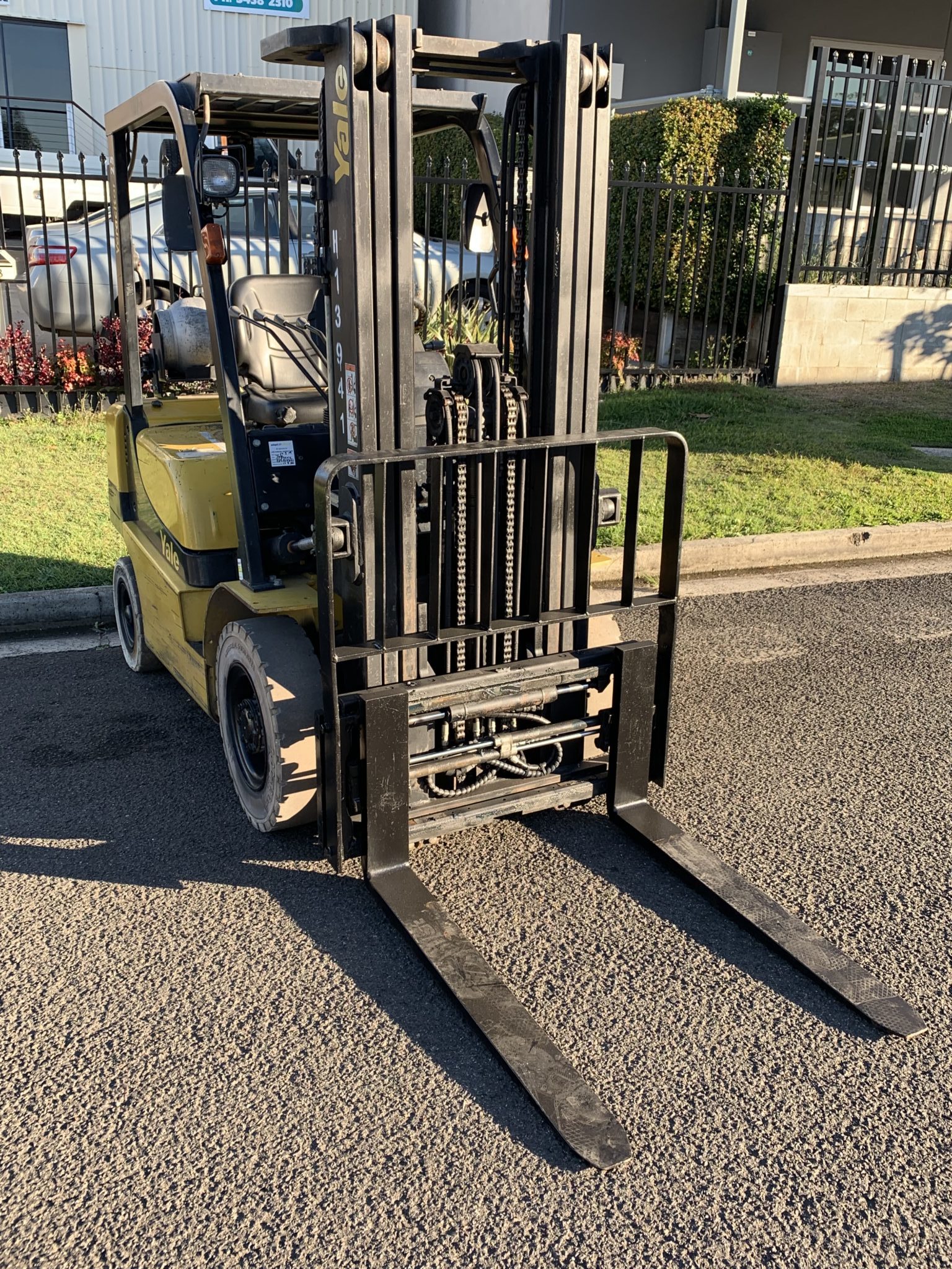 Yale used forklift - GLP25TK w/ Sideshift & Fork Positioner - Image 4